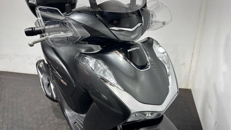 (23MY) Honda SH125i with Top Box